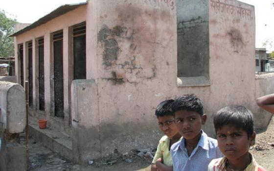 Latrines in bad conditions in Indian slums.  Source: BARRETO DILLON (2010)